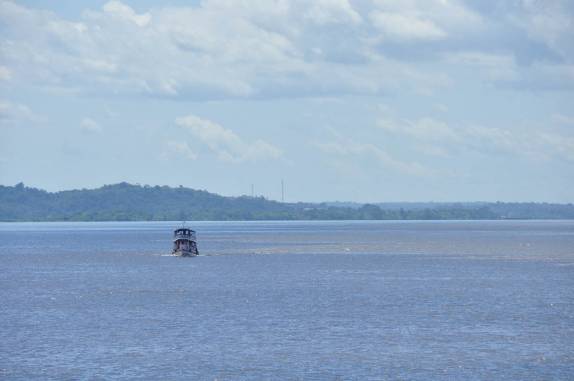 Barcos trazem turistas para observar o mais famoso 'encontro das águas', na confluência dos rios Negro e Solimões, bem próximo à Manaus, no Amazonas